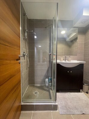 Dusche, Haartrockner, Handtücher, Seife