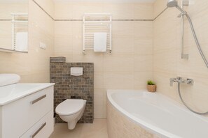 Apartment, 2 Bedrooms, 2 Bathrooms | Bathroom | Shower, towels, toilet paper - Family Apartment Niska by Renters (Gdansk)
