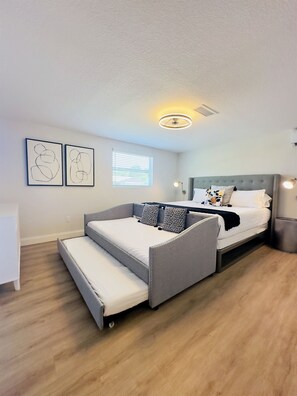 5 bedrooms, desk, iron/ironing board, travel cot - Sleeps16 heated Pool Clearwater Beach BBQ Fire Pit (Clearwater)