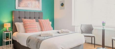 1 slaapkamer, een strijkplank/strijkijzer, wifi, beddengoed