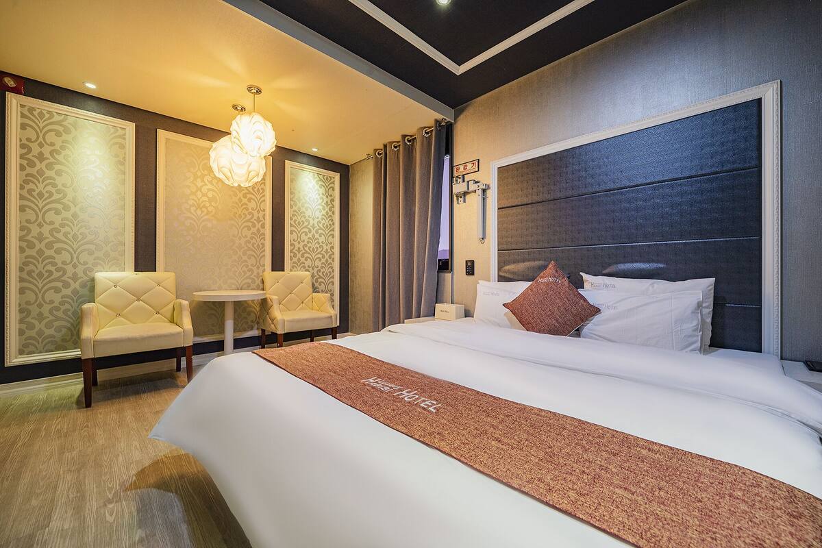 Free WiFi, bed sheets