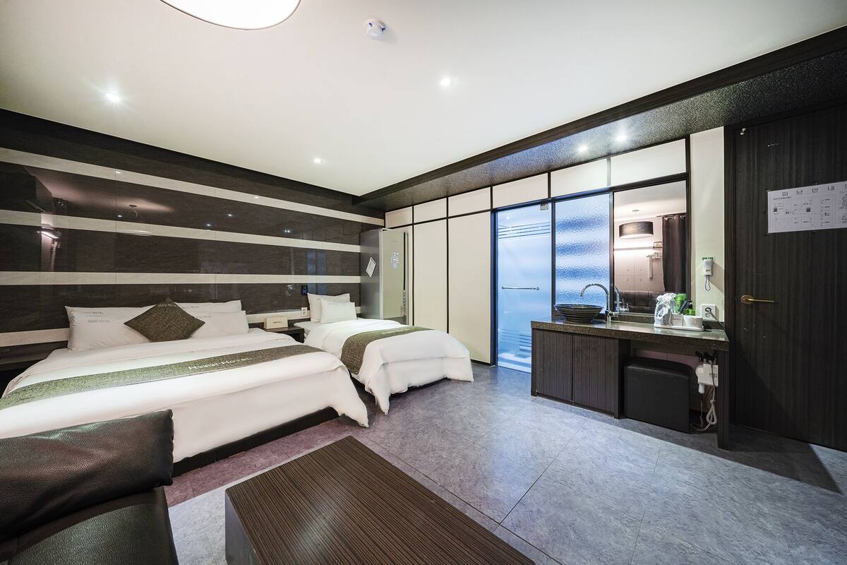 Free WiFi, bed sheets