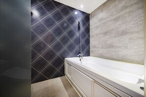 Combined shower/bathtub, towels