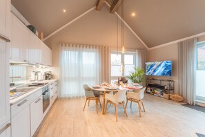 Fridge, oven, stovetop, dishwasher