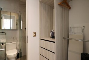 Dusche, Haartrockner, Handtücher