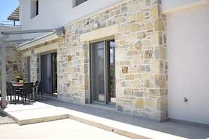 Outdoor dining - Elixrysos Apartment 1 (PITSIDIA)