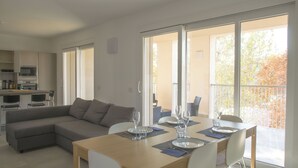 Ein zeitgemäßer Wohnraum mit Essbereich, einer Küche und einem Balkon mit Blick.
