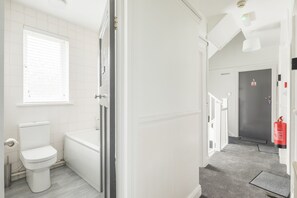 مجففات شعر، مناشف، صابون، ورق حمّام