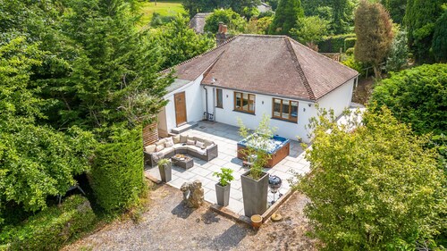 Bramblewood - cosy chic, hot tub, close to beach