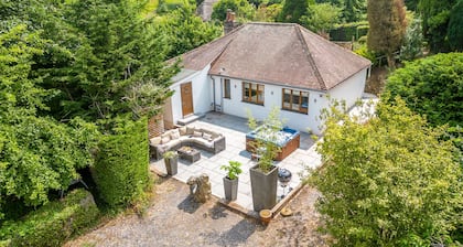 Bramblewood - cosy chic, hot tub, close to beach