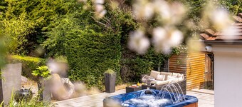 Bramblewood - cosy chic, hot tub, close to beach