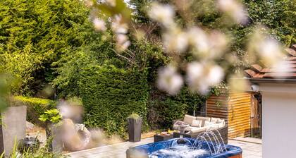 Bramblewood - cosy chic, hot tub, close to beach
