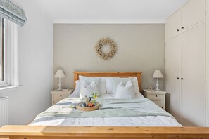 3 habitaciones, tabla de planchar con plancha y cuna de viaje 