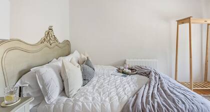 Bramblewood - cosy chic, hot tub, close to beach