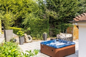 Outdoor spa tub - Bramblewood (Maidencombe)