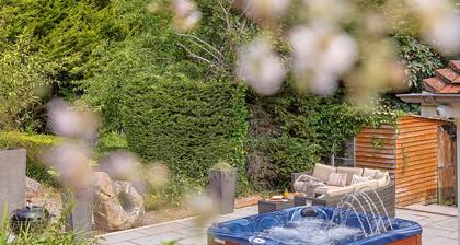 Bramblewood - cosy chic, hot tub, close to beach