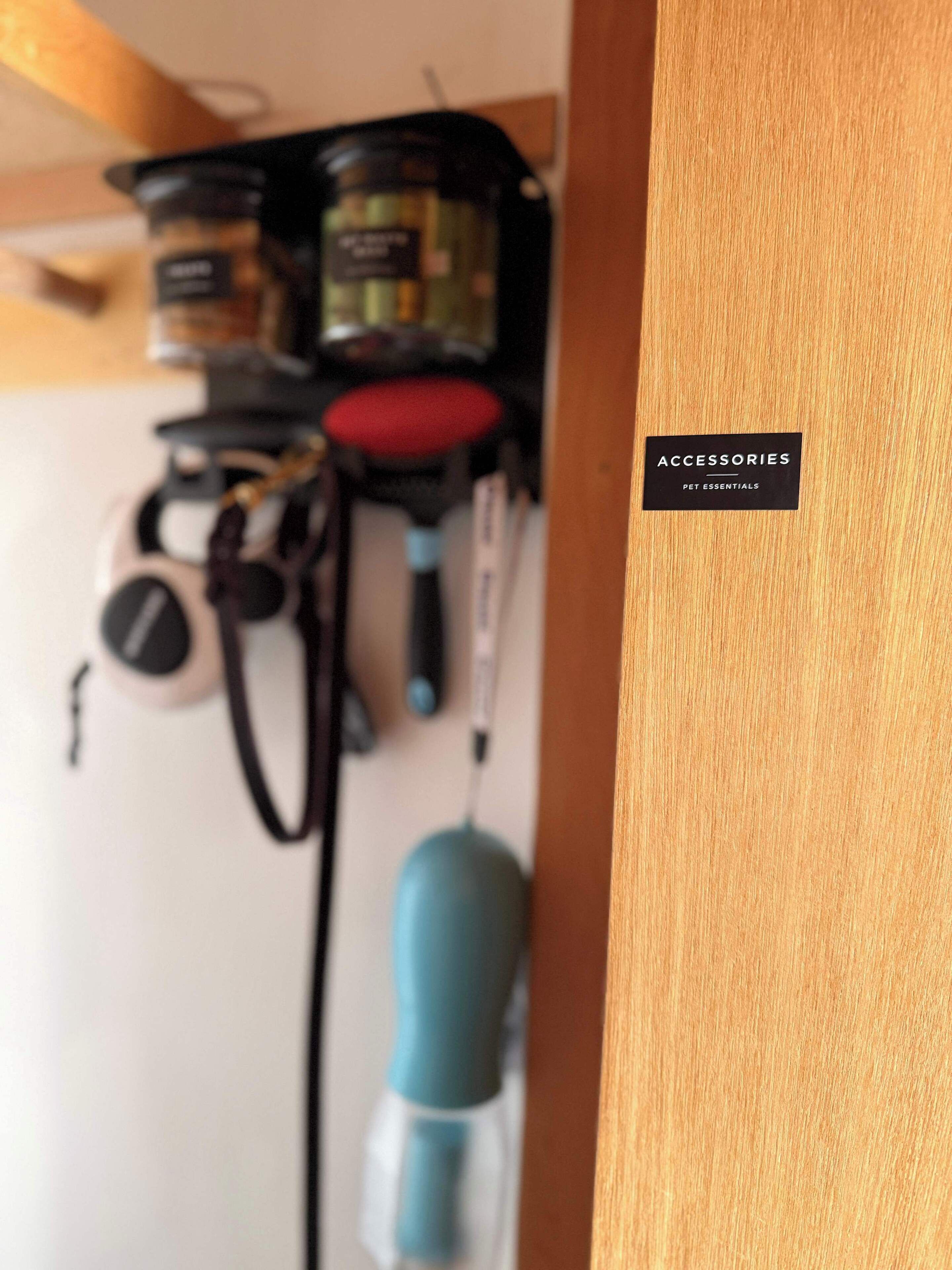 Een deur met een label waarop staat 'ACCESSOIRES HUISDIERBENODIGDHEDEN'.