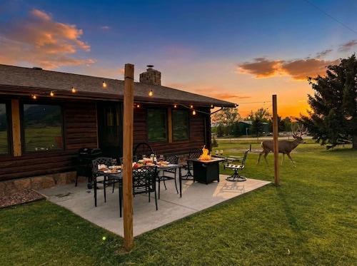 Hideaway Cabin: Ruggedly Sophisticated Cabin with Mountain Views, Fire Pit, and Pets Invited • Minutes to Buffalo & Trails.