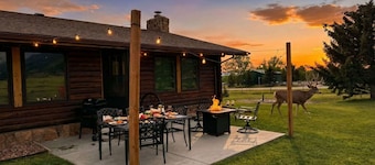 Hideaway Cabin: Ruggedly Sophisticated Cabin with Mountain Views, Fire Pit, and Pets Invited • Minutes to Buffalo & Trails.