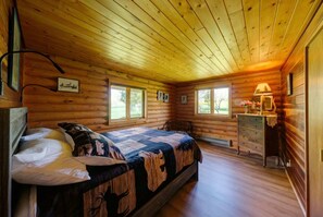 2 bedrooms, WiFi, bed sheets - Hideaway Cabin: Ruggedly Sophisticated Cabin with Mountain Views, Fire Pit, and Pets Invited • Minutes to Buffalo & Trails. (Buffalo)