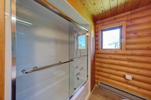 Badewanne, Haartrockner, Handtücher