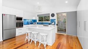 Fridge, microwave, oven, stovetop - La Casa Bella - Gerringong (Gerringong)