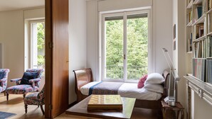 A bedroom with a bed, a desk with a book, a chair, and a bookshelf. - Milano Classy Heritage Home: quiet and prestigious apartment CITY CENTER - 4 BDR (Milano)