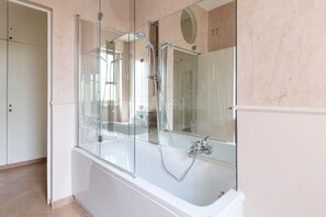 Dusche, Haartrockner, Bidet, Handtücher