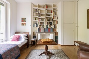4 bedrooms, desk, iron/ironing board, free WiFi