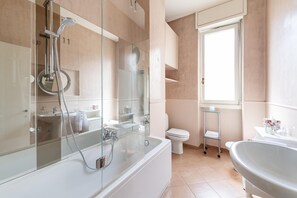 Regadera, secadora de cabello, bidet, toallas 