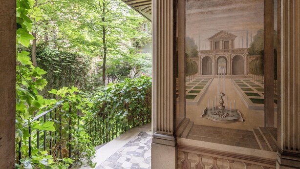 A corridor with a classical mural, a tiled floor, and a balcony with greenery. - Milano Classy Heritage Home: quiet and prestigious apartment CITY CENTER - 4 BDR (Milano)
