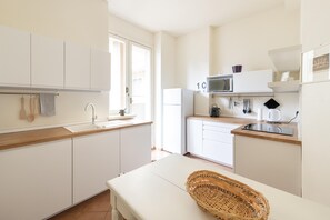 Kylskåp, mikrovågsugn, spishäll och diskmaskin