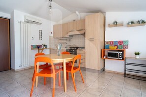 Fridge, oven, stovetop, cookware/dishes/utensils