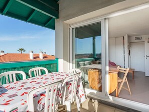 Outdoor dining - Spacious Apartment with Pool Access Near Shops and Beaches (Anglet)