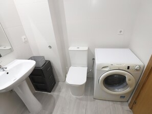 Een haardroger, handdoeken