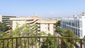 Une vue d’un quartier résidentiel avec des immeubles à plusieurs étages, des balcons et des arbres.