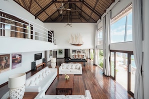 Villa de lujo, 5 habitaciones, alberca privada, vista al océano | Área de sala de estar | Televisión de 32 pulgadas con canales por cable 