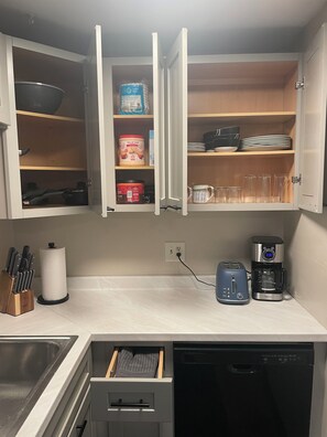 Jääkaappi, mikroaaltouuni, uuni, liesi