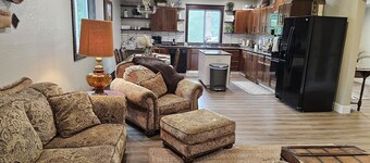 Cozy Farmhouse w/ short walk to a private  lake
