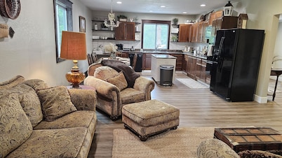Cozy Farmhouse w/ short walk to a private lake