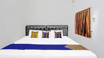 Economy Triple Room | Desk, laptop workspace, free WiFi, bed sheets