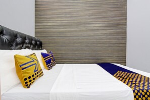 Desk, laptop workspace, free WiFi, bed sheets - OYO Life 91523 Kenari Guesthouse (Kudus)