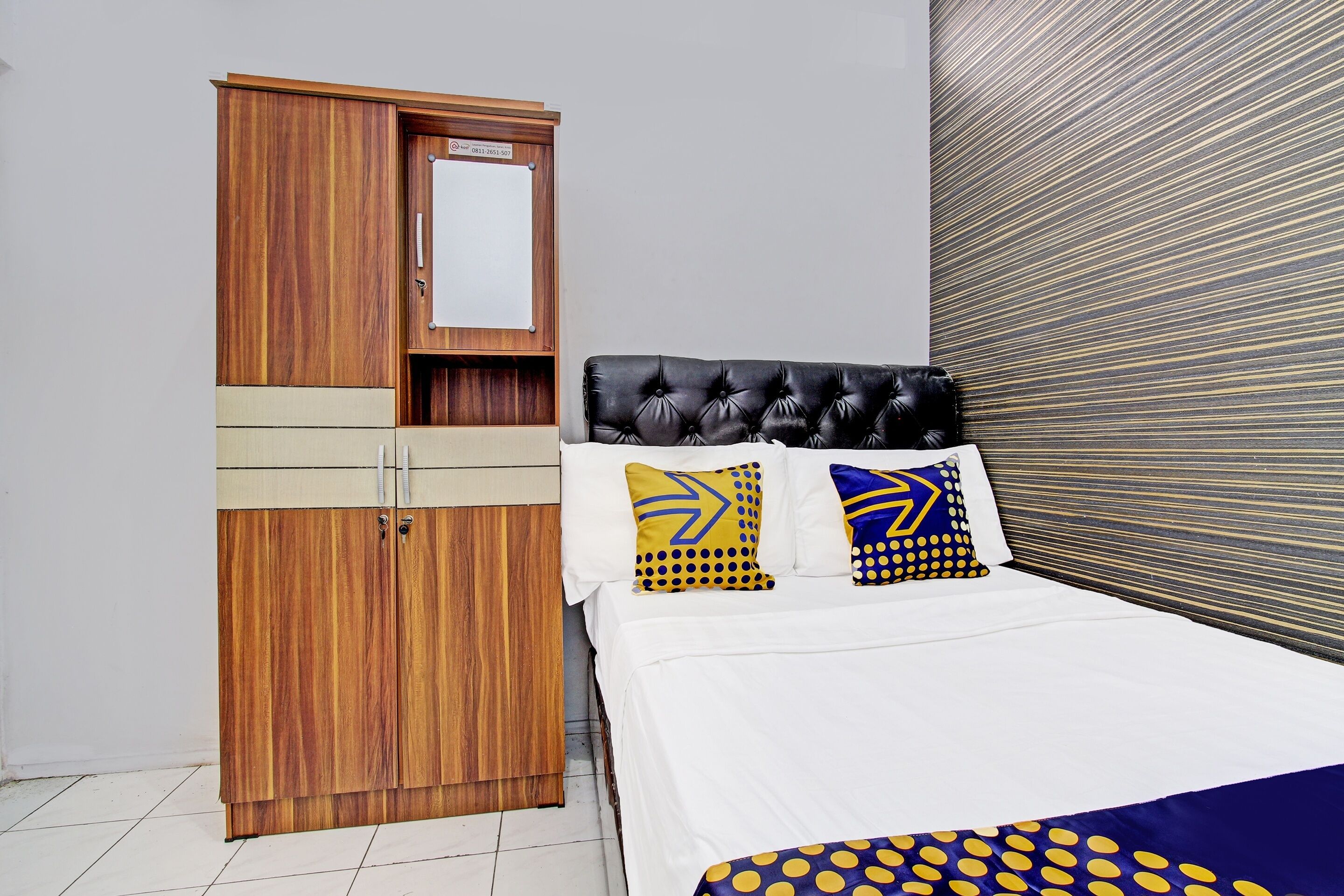 مكتب ومساحة عمل للكمبيوتر المحمول وواي فاي مجانًا وملاءات أسرّة