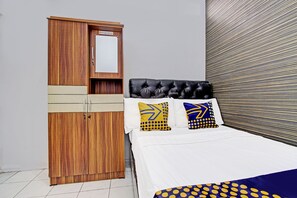 Economy Double Room | Desk, laptop workspace, free WiFi, bed sheets - OYO Life 91523 Kenari Guesthouse (Kudus)