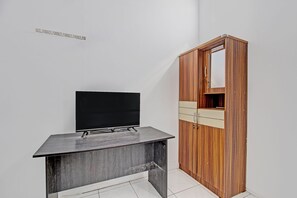 Desk, laptop workspace, free WiFi, bed sheets - OYO Life 91523 Kenari Guesthouse (Kudus)
