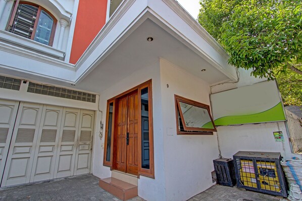 Front of property - OYO Life 91523 Kenari Guesthouse (Kudus)