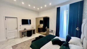 A modern hotel room with a bed, desk, chair, and a large mirror. - Màs Boutique Hotel (Rome)