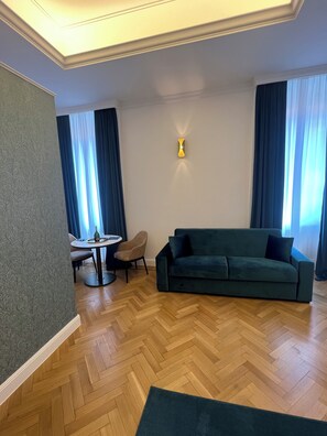 Executive-Suite | Wohnbereich | 50-Zoll-Flachbildfernseher mit Digitalempfang, Fernseher