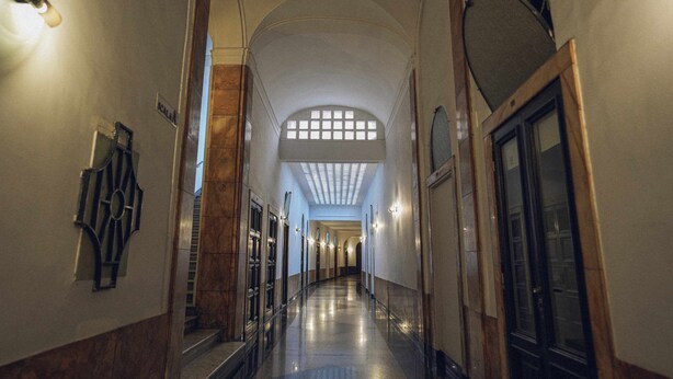A long, narrow hallway with a high ceiling and arched windows. - Màs Boutique Hotel (Rome)