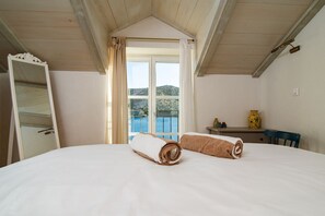 4 bedrooms, WiFi, bed sheets